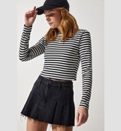 Снимка на Happiness İstanbul Women's Black Crew Neck Striped Crop Knitted Blouse