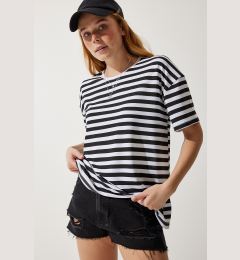 Снимка на Happiness İstanbul Women's Black Crew Neck Striped Oversize Knitted T-Shirt