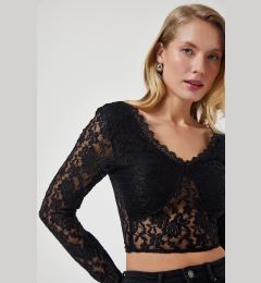 Снимка на Happiness İstanbul Women's Black Lace Stylish Knitted Crop Blouse