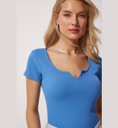 Снимка на Happiness İstanbul Women's Blue Heart Collar Corduroy Knitted Crop Blouse