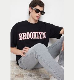 Снимка на Trendyol Black Oversize/Wide Cut Fluffy Brooklyn City-Text Print 100% Cotton T-Shirt