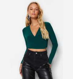 Снимка на Trendyol Emerald Green Double Breasted Neck Fitted Crop Stretch Blouse