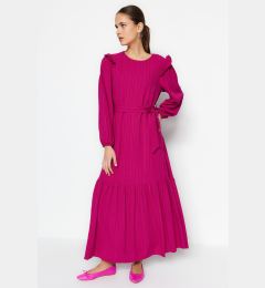 Снимка на Trendyol Fuchsia Belted Viscose-Mixed Woven Dress с разрошена тапицерия около раменете.