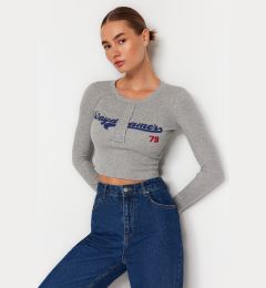 Снимка на Trendyol Gray Slogan Printed Fitted/Situated Stretch Rib Crop Knitted Blouse