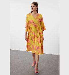 Снимка на Trendyol Yellow Floral Patterned Wide Cut V-Neck Woven Dress